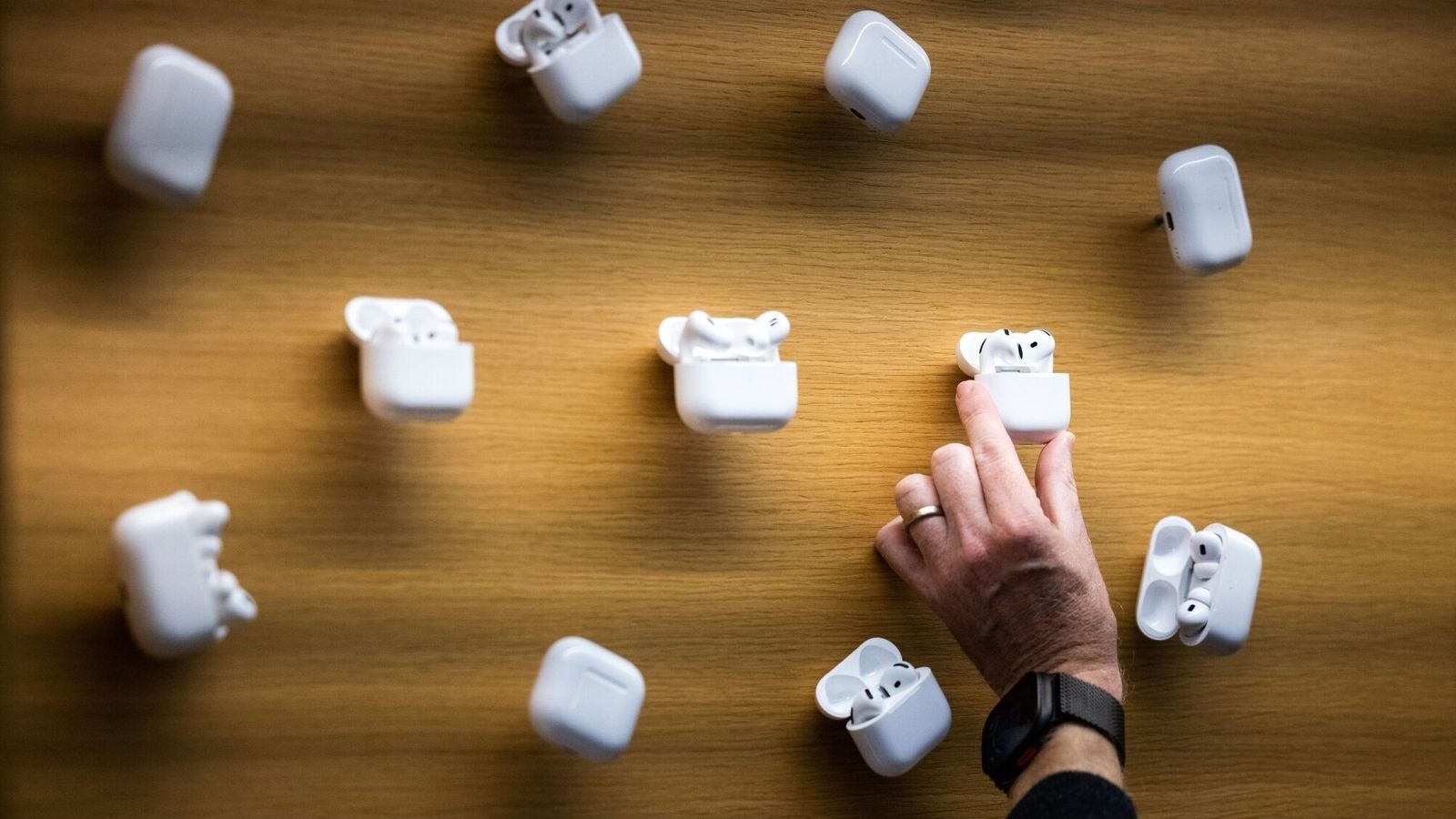 تقرير: أبل تخطط لإضافة الترجمة الفورية للمحادثات عبر AirPods