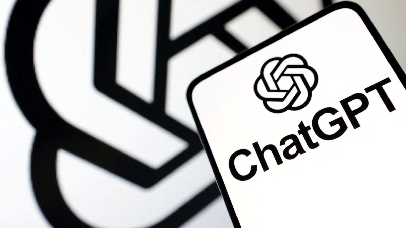 دراسة: ChatGPT يتسبب في تآكل مهارات التفكير النقدي