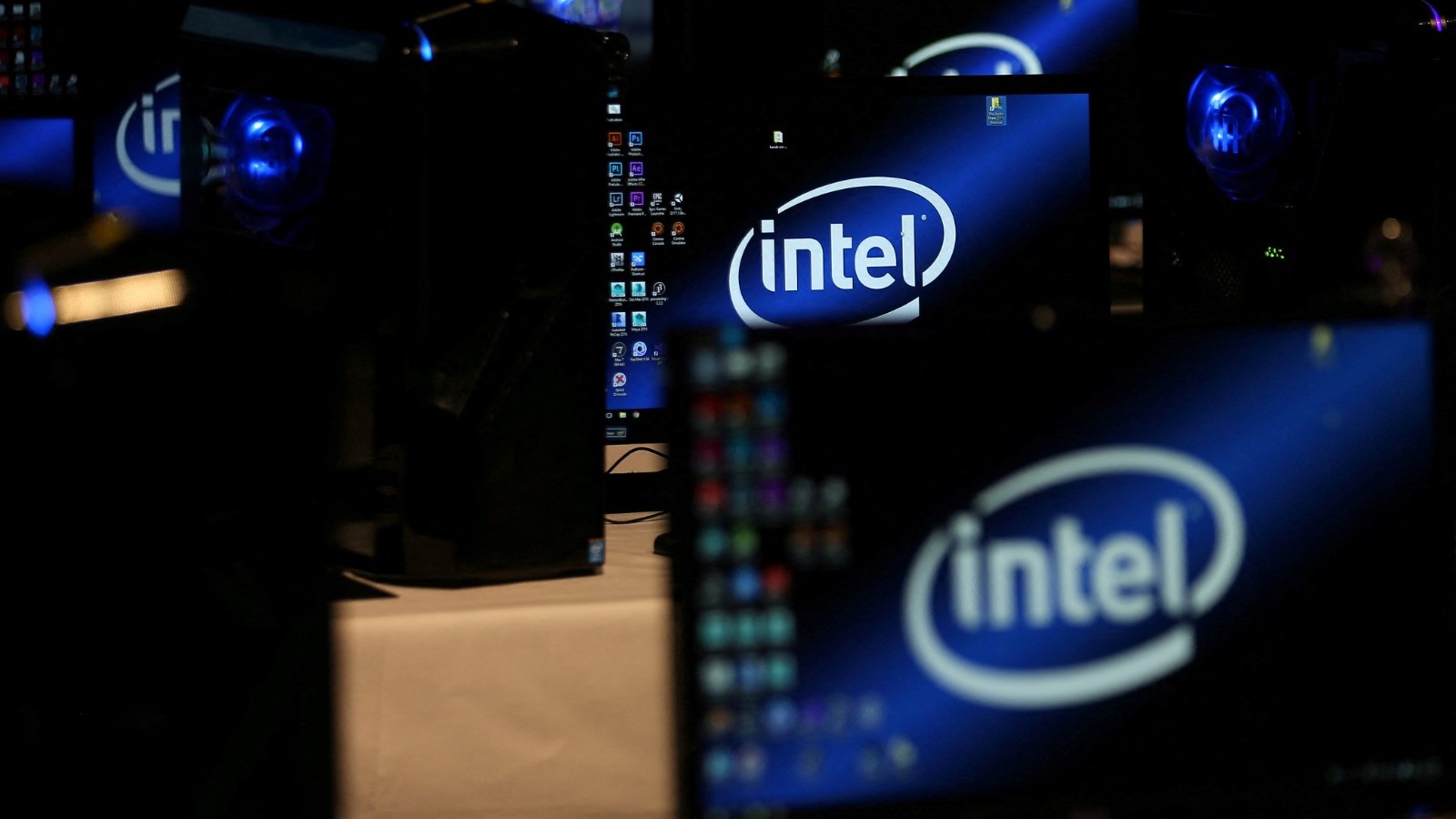 سباق رقائق الذكاء الاصطناعي يدفع Intel إلى إعادة الهيكلة وتسريح 15% من موظفيها