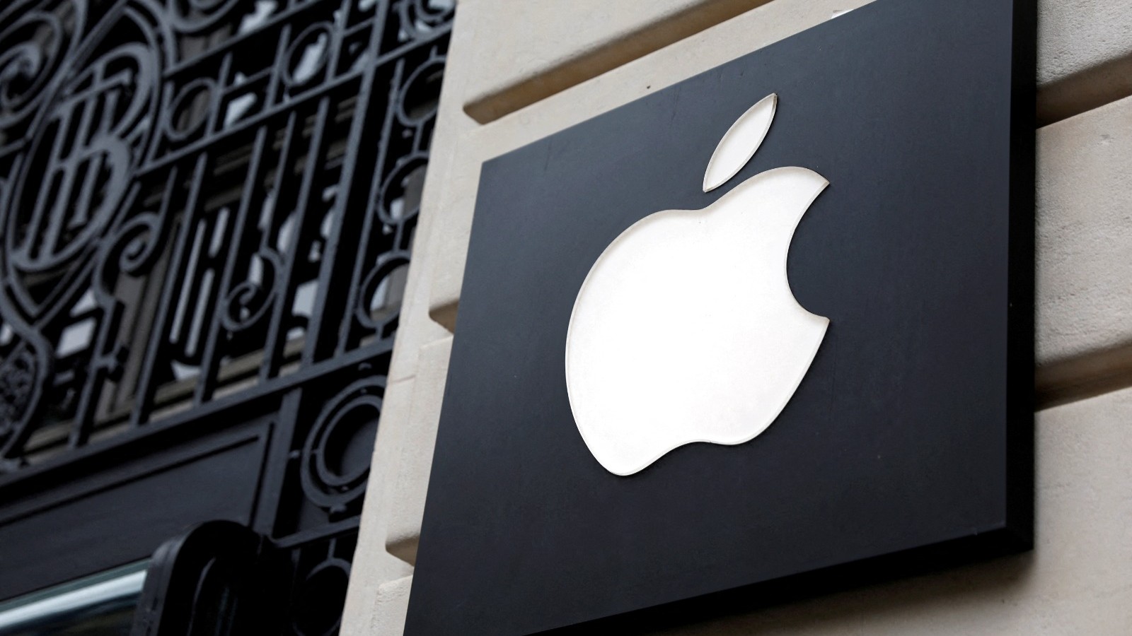 أبل تخطط لإطلاق MacBook Pro جديد وiPhone 17e وأجهزة iPad في 2026