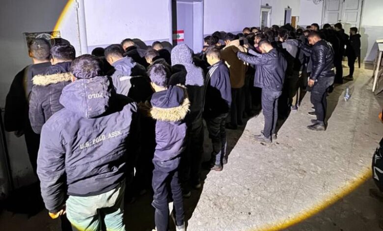 قوى الأمن: توقيف سائق شاحنة على متنها 67 شخصا دخلوا من سوريا إلى لبنان خلسة قوى الأمن: توقيف سائق شاحنة على متنها 67 شخصا دخلوا من سوريا إلى لبنان خلسة